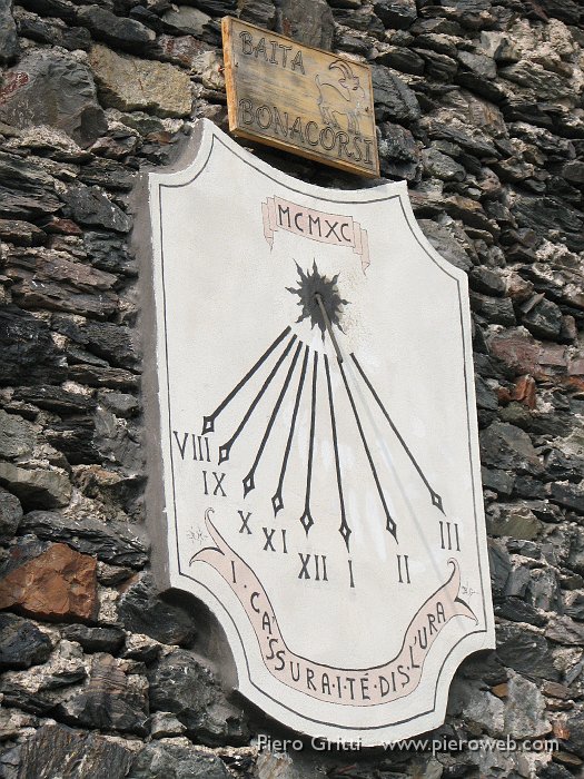 maslnaa-curo 161.jpg - La meridiana di casa Bonacorsi delle Case di sopra. La scritta recita "I ca' ssura i té dis l'ura" ( Le Case di sopra ti dicono l'ora)